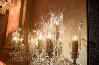 şarap gözlük şeklinde mum ile kristal şamdanlar