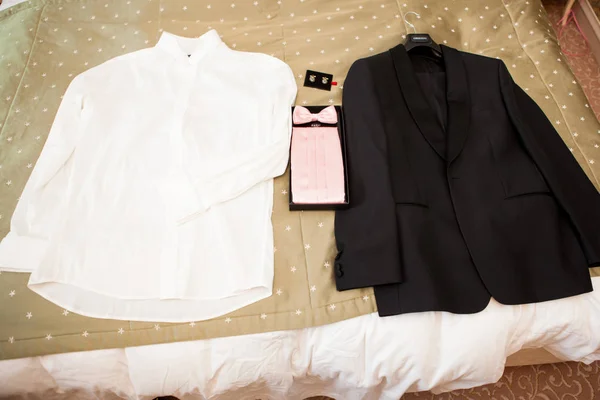 Muž Oblek Bílá Košile Černá Bunda — Stock fotografie