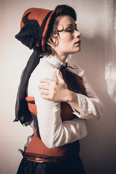 Молодая Красивая Темноволосая Женщина Войлочной Шляпе Длинной Черной Юбке Красном — стоковое фото