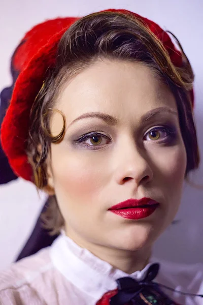 Όμορφη Σκοτάδι Μαλλιά Γυναίκα Ένα Κόκκινο Καπέλο Πιλήματος Λευκό Πουκάμισο — Φωτογραφία Αρχείου