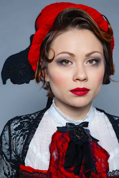 Joven Hermosa Mujer Pelo Oscuro Sombrero Rojo Fieltro Camisa Blanca —  Fotos de Stock