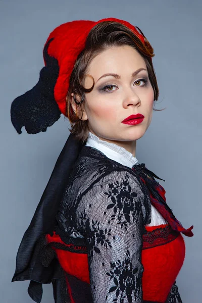 Mladá Krásná Tmavovlasá Žena Plstěný Red Hat Bílé Košile Červený — Stock fotografie