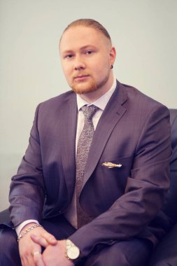 Damat Düğün elbiseli portresi