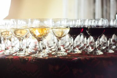 Kırmızı ve beyaz şarap ile şarap bardakları