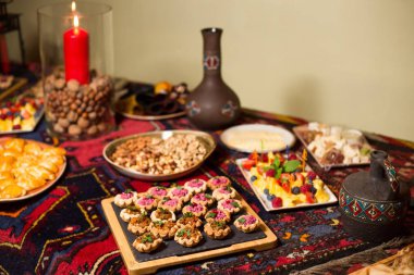 Kafkas tarzı şenlikli yemeği: kuru meyveler, fındık, şarap
