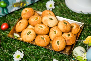 Yuvarlak çörekler, ceviz, parlak bir tepsi ile dekore edilmiş