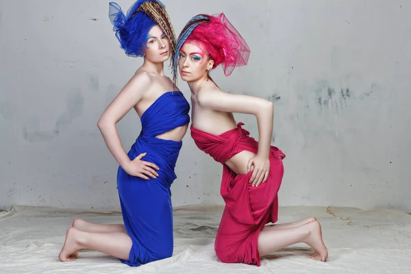 Portrait Two Girlfriends Girls Dreadlocks Grotesque Dresses Blue Red Knees — Stock Photo, Image