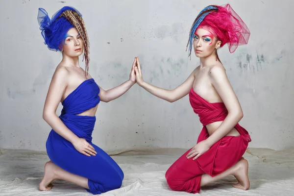 Porträt Zweier Freundinnen Mädchen Mit Dreadlocks Grotesken Kleidern Aus Blau — Stockfoto