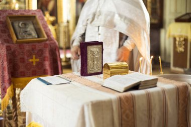 Vaftiz eşyalarıyla kilise masası