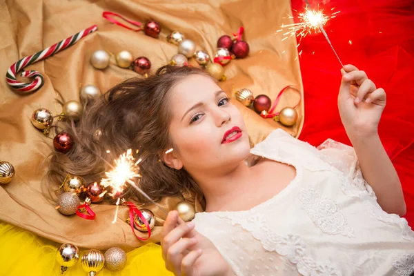 Dívka Bílých Elegantních Šatech Bonbóny Rukou Leží Zlatém Pozadí — Stock fotografie