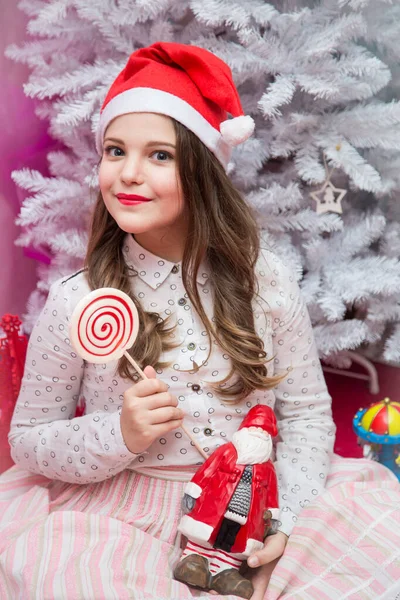 Dívka Růžových Elegantních Šatech Lízátkem Santa Claus Rukou — Stock fotografie