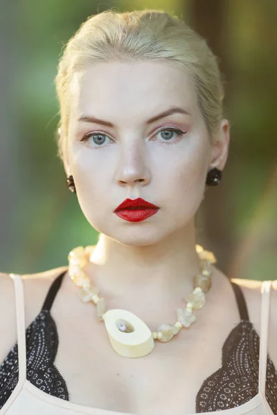 Portret Van Een Blondine Een Beige Jurk Met Etnische Kralen — Stockfoto