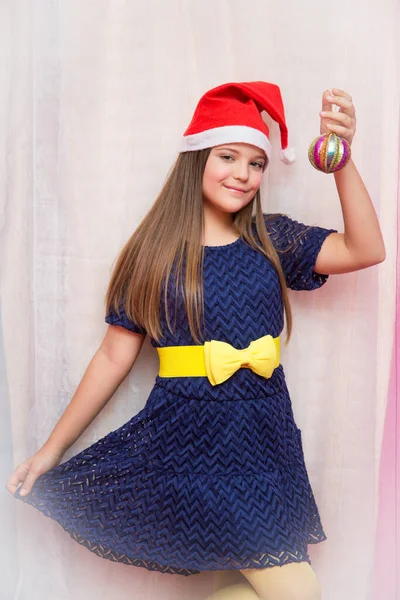 Menina Vestido Azul Elegante Com Brinquedos Natal Suas Mãos — Fotografia de Stock