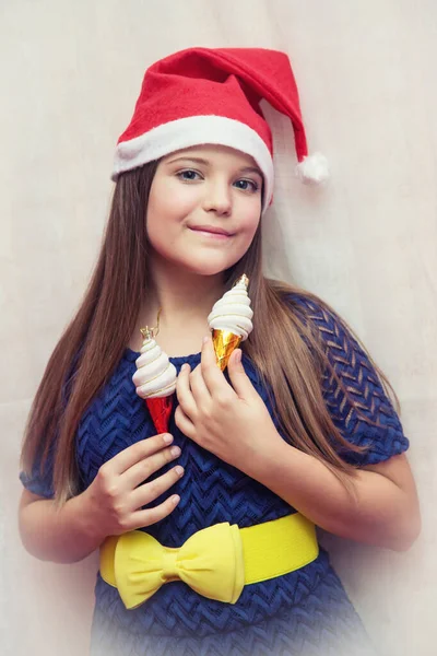 Meisje Een Blauwe Elegante Jurk Met Kerstspeelgoed Haar Handen — Stockfoto