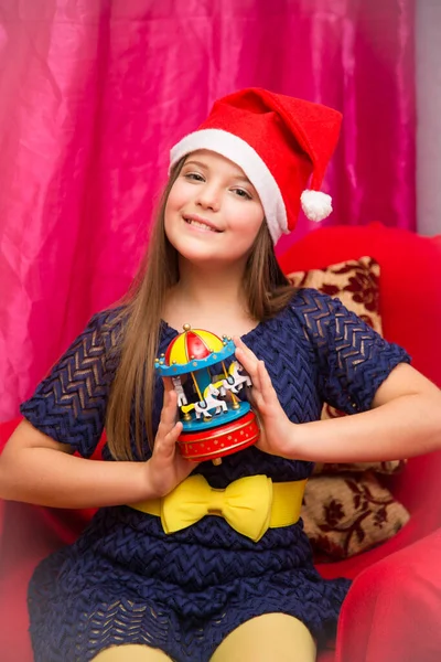 Dívka Modrých Elegantních Šatech Vánoční Hračky Rukou Červeném Křesle — Stock fotografie