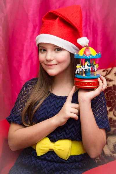 Menina Vestido Elegante Azul Com Brinquedos Natal Mãos Uma Poltrona — Fotografia de Stock