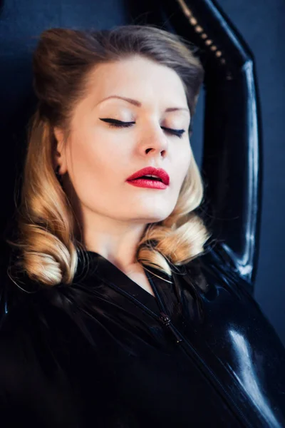 Portert Blonde Costume Latex Noir Avec Maquillage Lumineux Rouge Lèvres — Photo