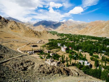 Leh şehir manzarası ile dağ arka plan, Ladakh, Hindistan 