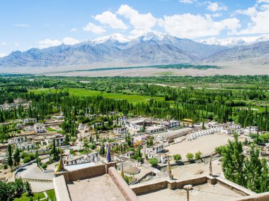 Leh şehir manzarası ile dağ arka plan, Ladakh, Hindistan 