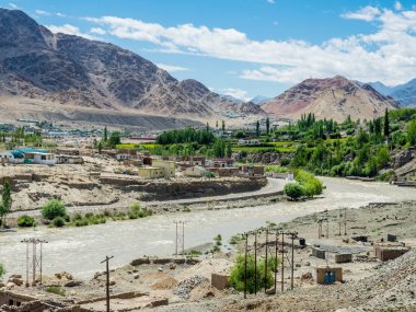 Leh şehir manzarası ile dağ arka plan, Ladakh, Hindistan 