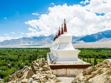 Leh, Hindistan - 15 Haziran 2017: Dağ, Shey Palace, Leh Ladakh üzerinde beyaz Stupa