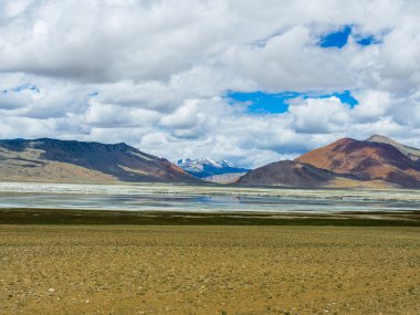 TSO Kar Gölü ile kar dağ arka plan, Leh, Ladakh şapkalı