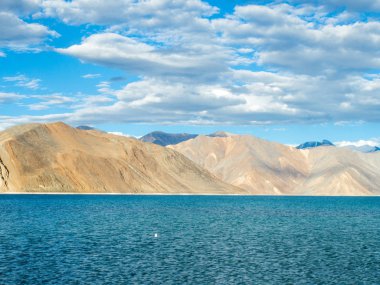 Pangong göl dağ ve mavi gökyüzü ile