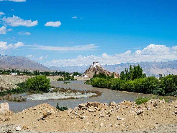 Meg Leh várost hegyi háttér, Ladakh, India — Stock Fotó