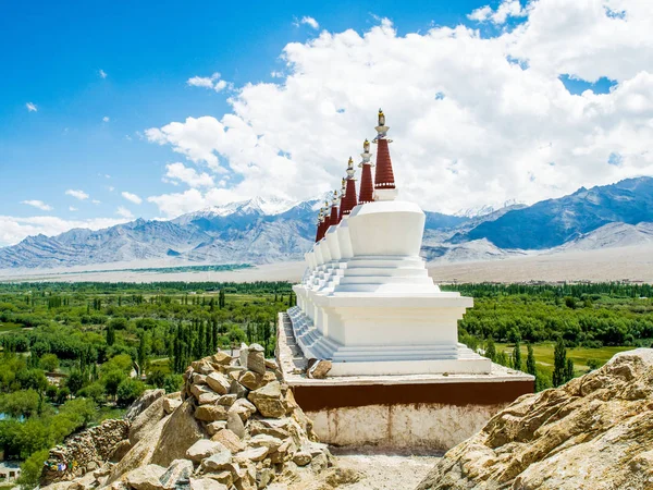 Leh, Hindistan - 15 Haziran 2017: Dağ, Shey Palace, Leh Ladakh üzerinde beyaz Stupa