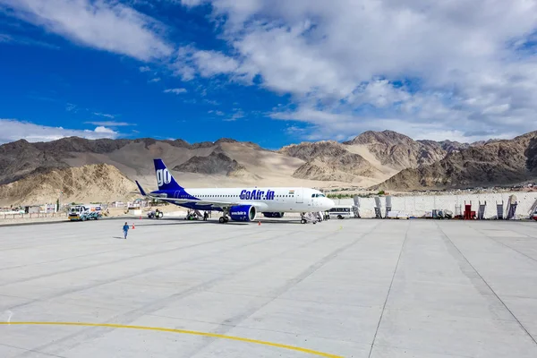 Leh, Hindistan - 8 Temmuz 2017: Git hava uçak Leh Havaalanı'nda dağ arka plan ile 