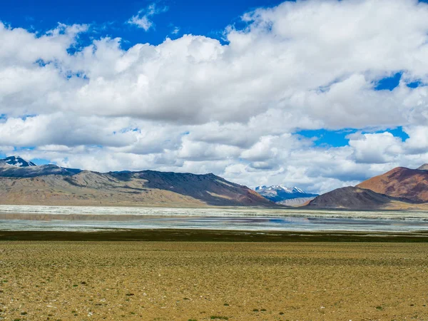 Tso Kar Lake com neve coberto fundo da montanha, Leh, Ladakh — Fotografia de Stock