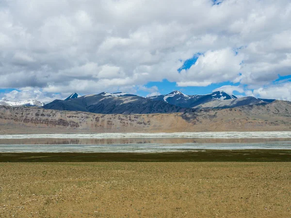 Lago Tso Kar con sfondo innevato montagna, Leh, Ladakh — Foto Stock