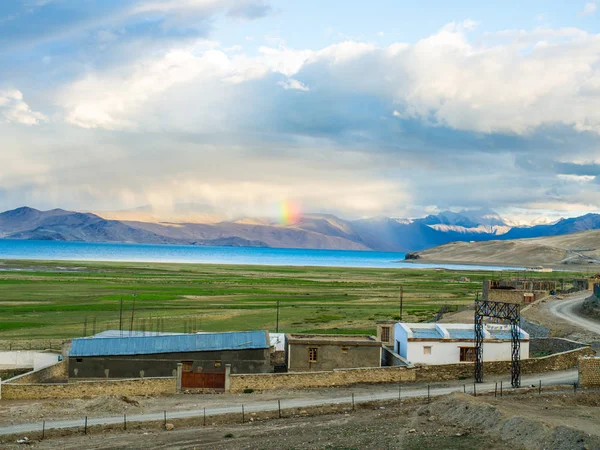 Lago Tso Moriri perto de Karzok Village com bela montanha e arco-íris — Fotografia de Stock