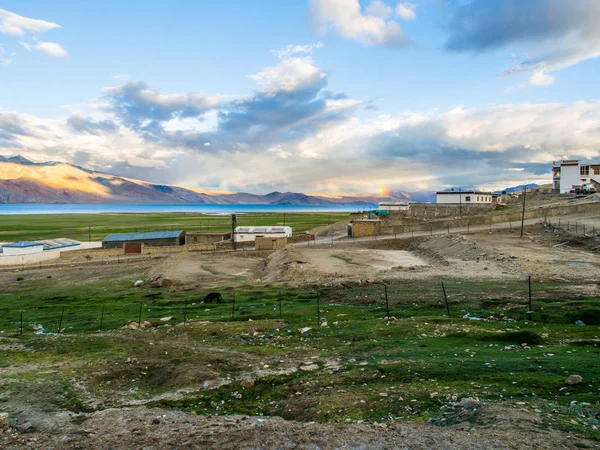Teknik destek Moriri göl kenarında güzel dağ ve rainbow ile Karzok Köyü