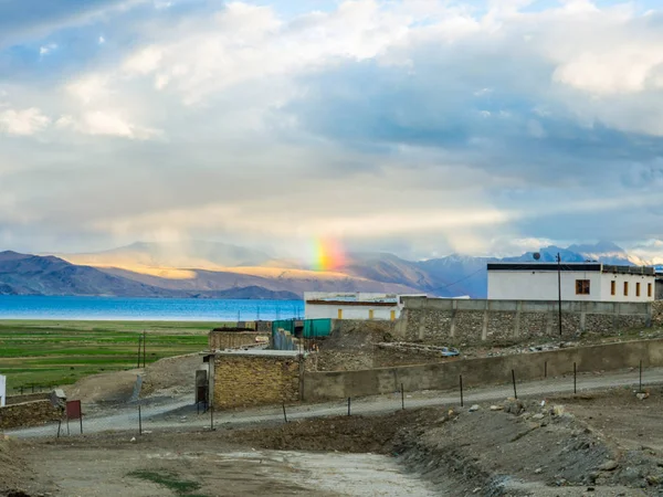 曹 Moriri 湖的美丽的山和彩虹 Karzok 村附近 — 图库照片