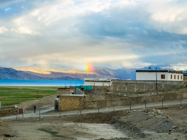 曹 Moriri 湖的美丽的山和彩虹 Karzok 村附近 — 图库照片