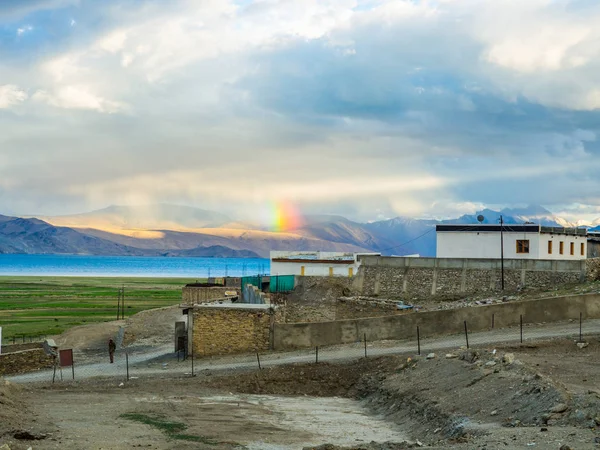 Teknik destek Moriri göl kenarında güzel dağ ve rainbow ile Karzok Köyü