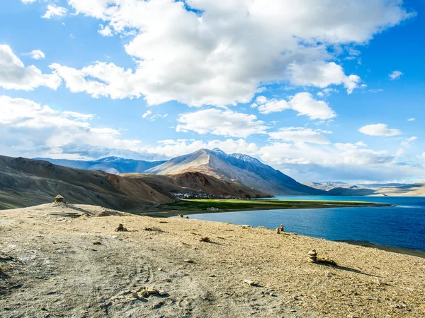 सुंदर डोंगरासह कारझोक गावाजवळ टीएसओ मोरीरी तलाव — स्टॉक फोटो, इमेज