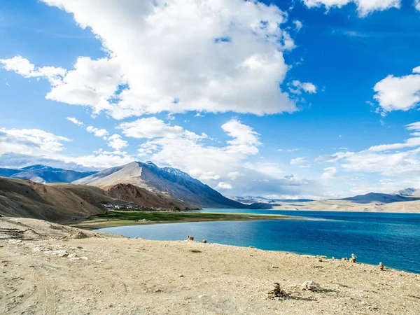 Lago Tso Moriri perto de Karzok Village com bela montanha — Fotografia de Stock