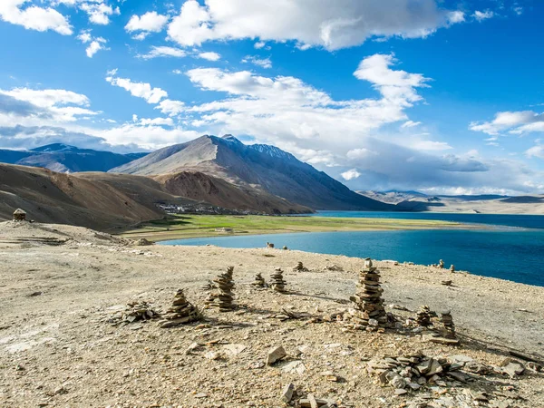 TSO Moriri jeziora w pobliżu wsi Karzok z pięknych górskich — Zdjęcie stockowe