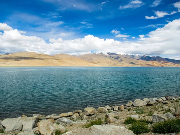Lago Tso Moriri perto de Karzok Village com bela montanha — Fotografia de Stock