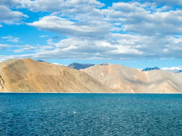 Pangong göl dağ ve mavi gökyüzü ile