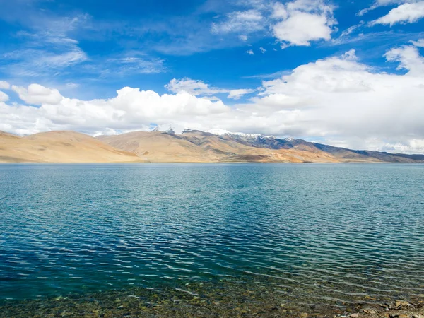 Pangong göl dağ ve mavi gökyüzü ile