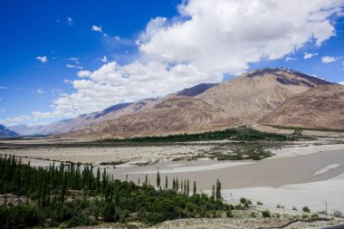 Doğa manzara Leh Ladakh, Hindistan yolu boyunca dağ arka plan ile