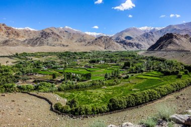 Doğa manzara Leh Ladakh, Hindistan yolu boyunca dağ arka plan ile