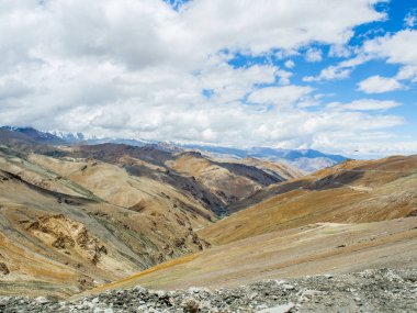 Doğa manzara Leh Ladakh, Hindistan yolu boyunca dağ arka plan ile