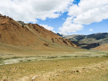 Doğa manzara Leh Ladakh, Hindistan yolu boyunca dağ arka plan ile