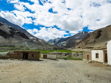 Doğa manzara Leh Ladakh, Hindistan yolu boyunca dağ arka plan ile