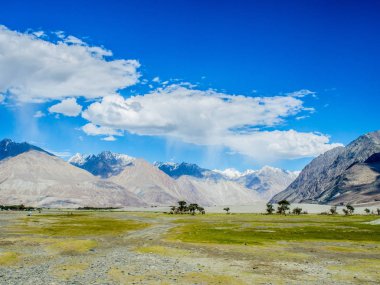 Güzel dağ yakınındaki Hunder kum tepeleri, yüksek irtifa dünyada tatlı.