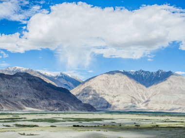 Güzel dağ yakınındaki Hunder kum tepeleri, yüksek irtifa dünyada tatlı.